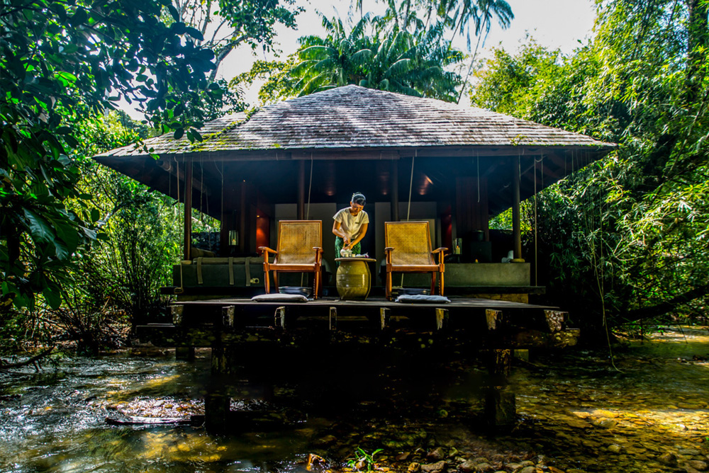 Magnificent exterior of Flueve Hotel Congo, a blend of modern design and cultural elegance.