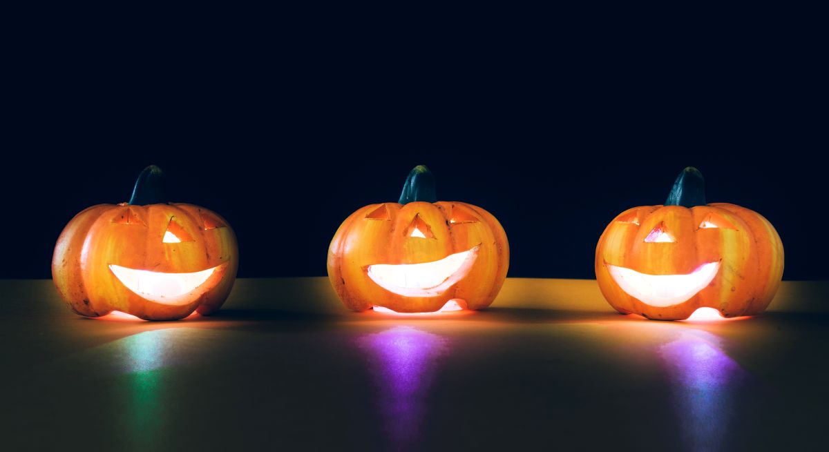 Halloween Light Shipping - Illuminate Your Halloween with Ship7 Global Delivery 