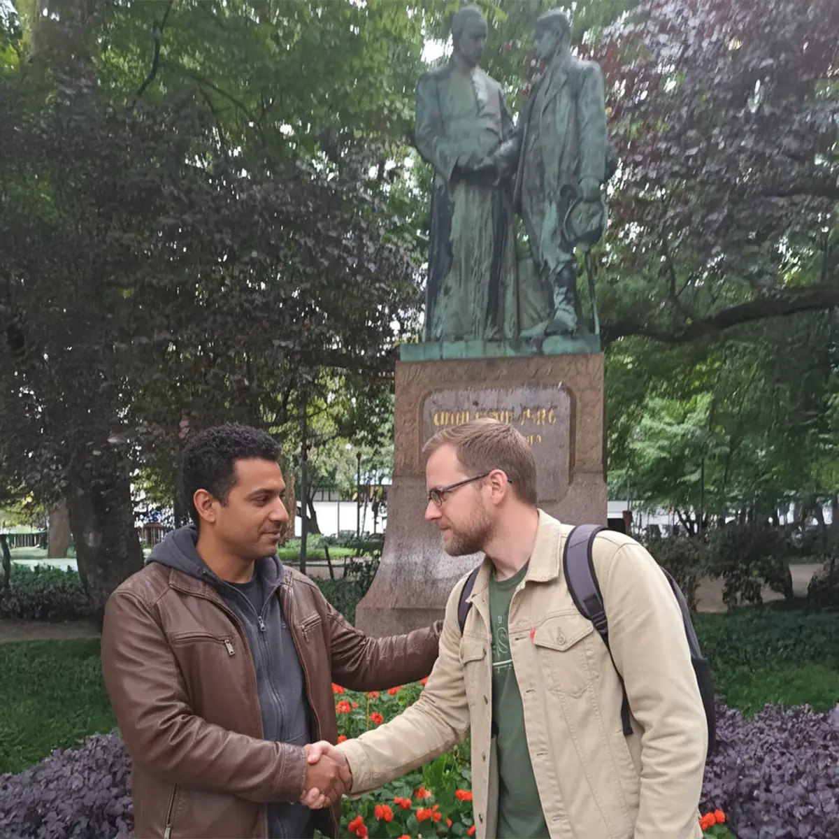 Team exploring Cologne's landmarks on their Urban Challenger tour