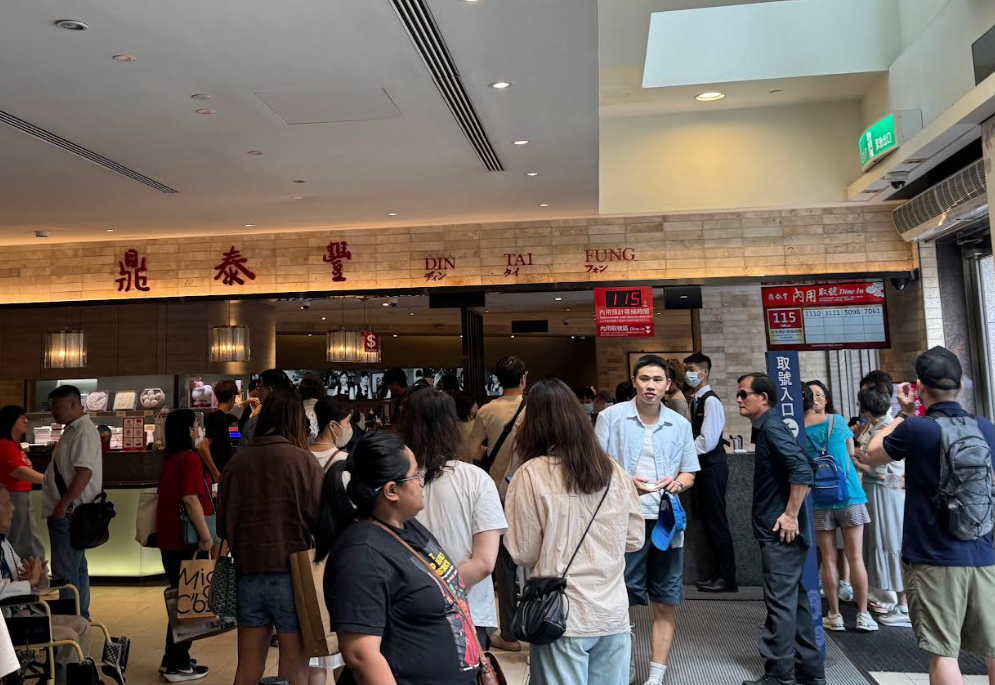 People waiting in line at Din Tai Fung, Taipei 101