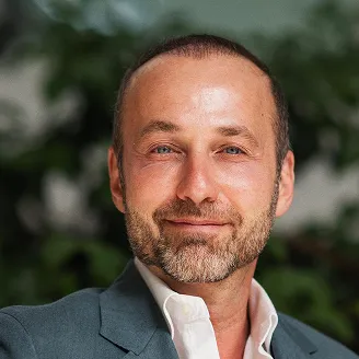 Photo of Dr. Alexander Rivkin Founder + CEO of RIVKIN Aesthetics