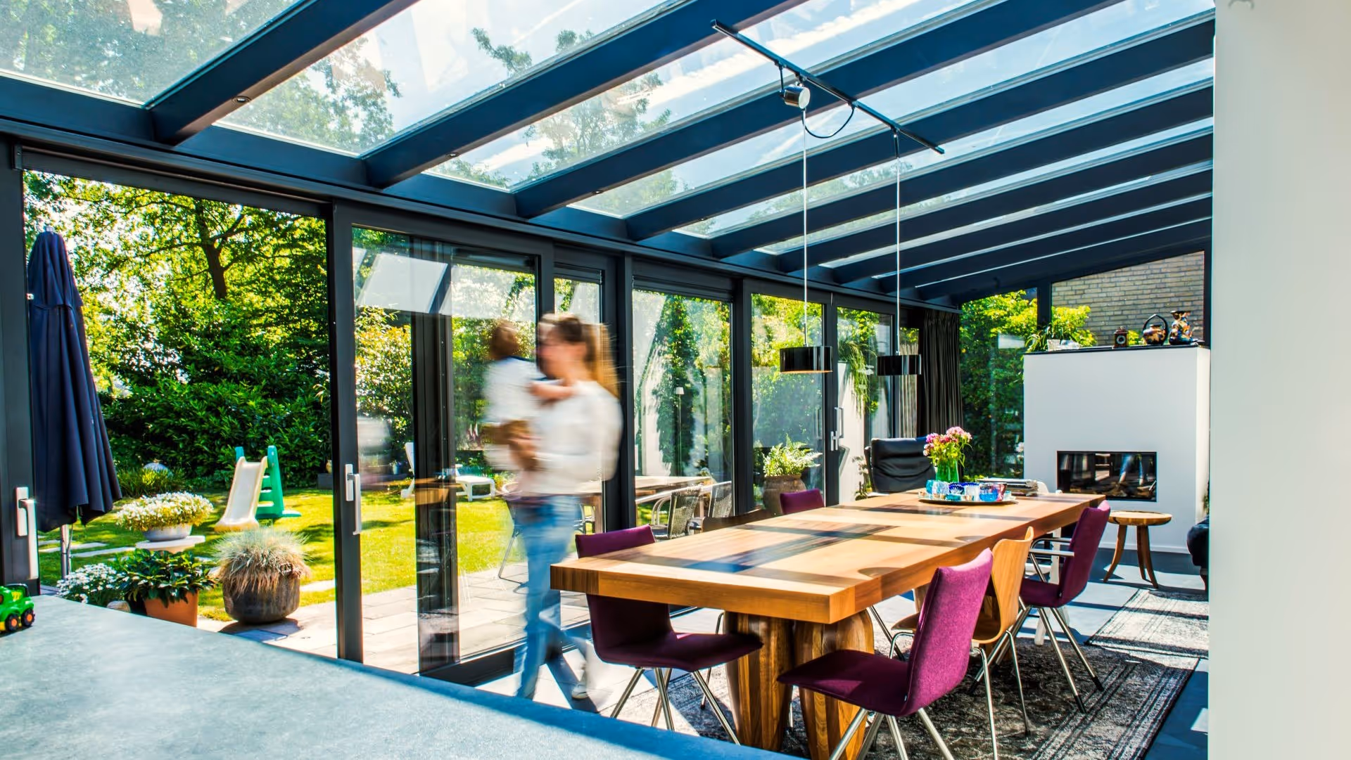 Luxe tuinkamer met glazen dak en schuifpuien rondom met uitzicht op de tuin