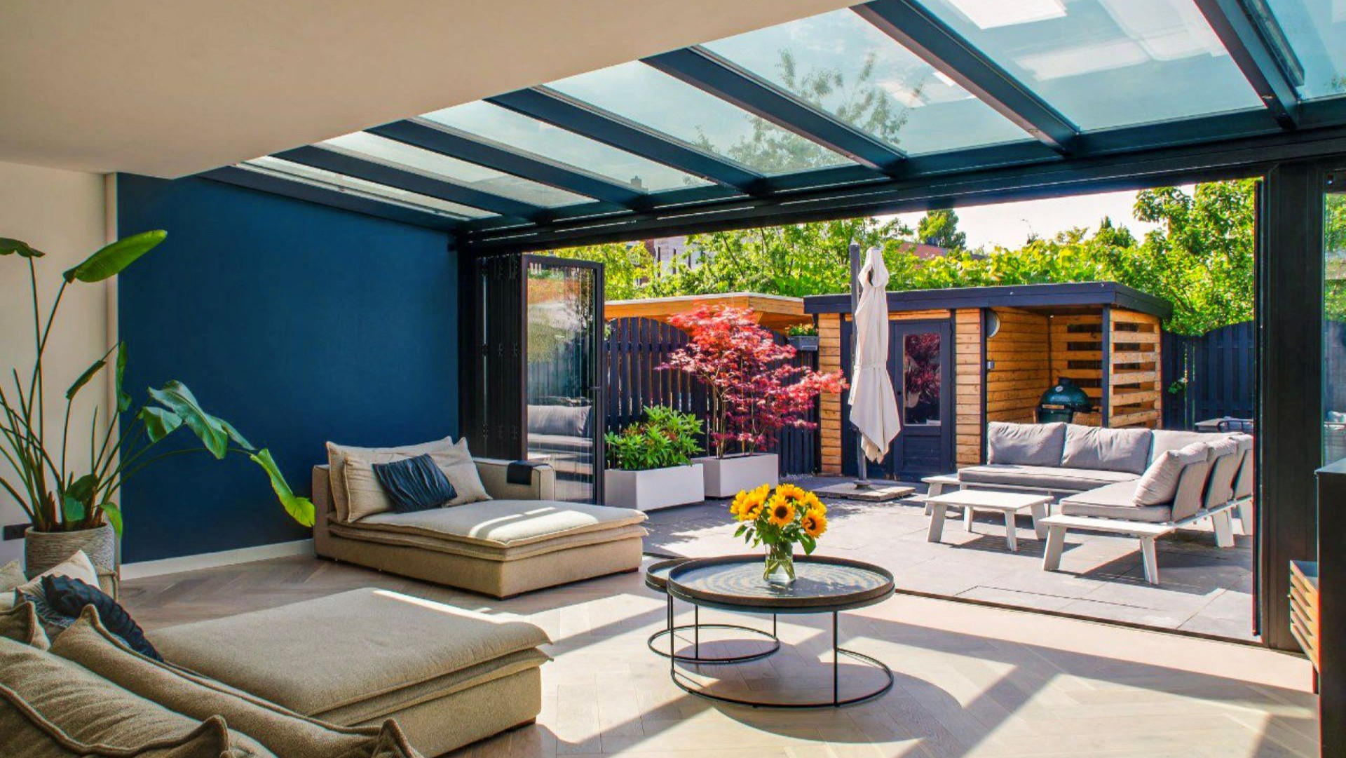 Strakke serre aanbouw met volledig te openen glazen pui en moderne afwerking