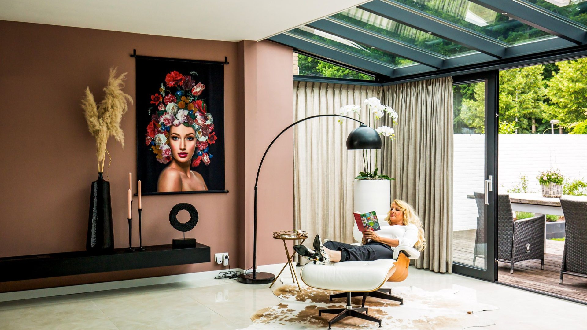 Serre met glazen dak en moderne zithoek