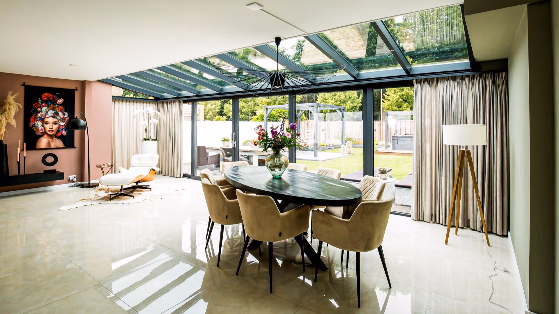 Serre aanbouw met glazen dak en aluminium kozijnen