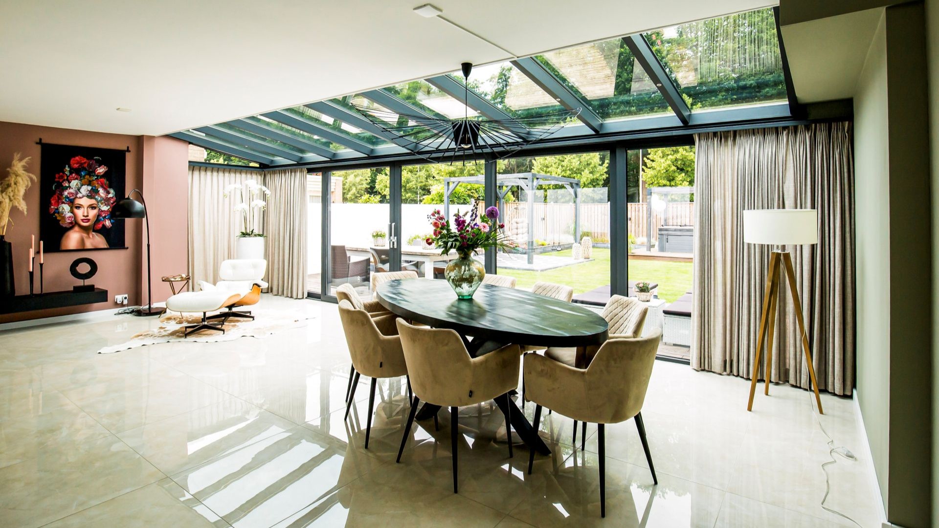 Serre aanbouw met glazen dak en aluminium kozijnen