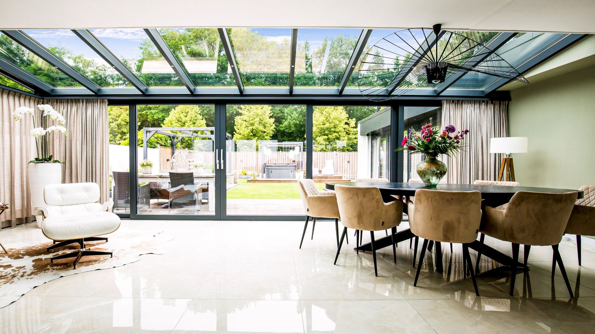 Moderne serre met grote raampartijen en licht interieur