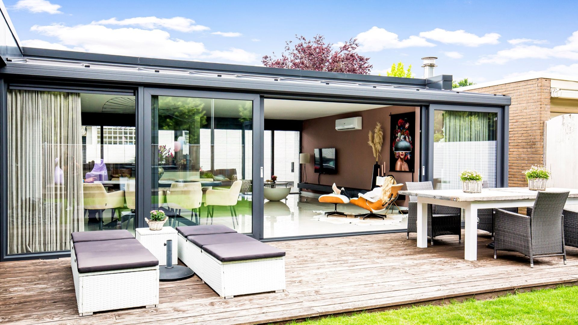 Serre met glazen dak en moderne eetkameropstelling