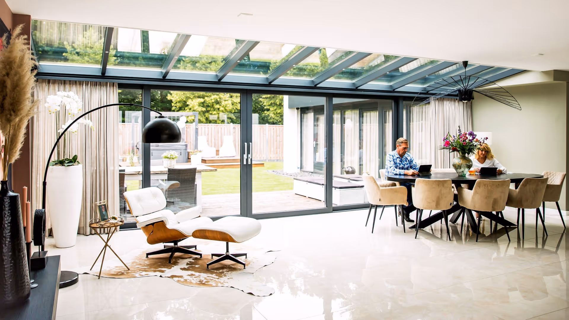 Luxe serre aanbouw met open leefruimte en tuinzicht