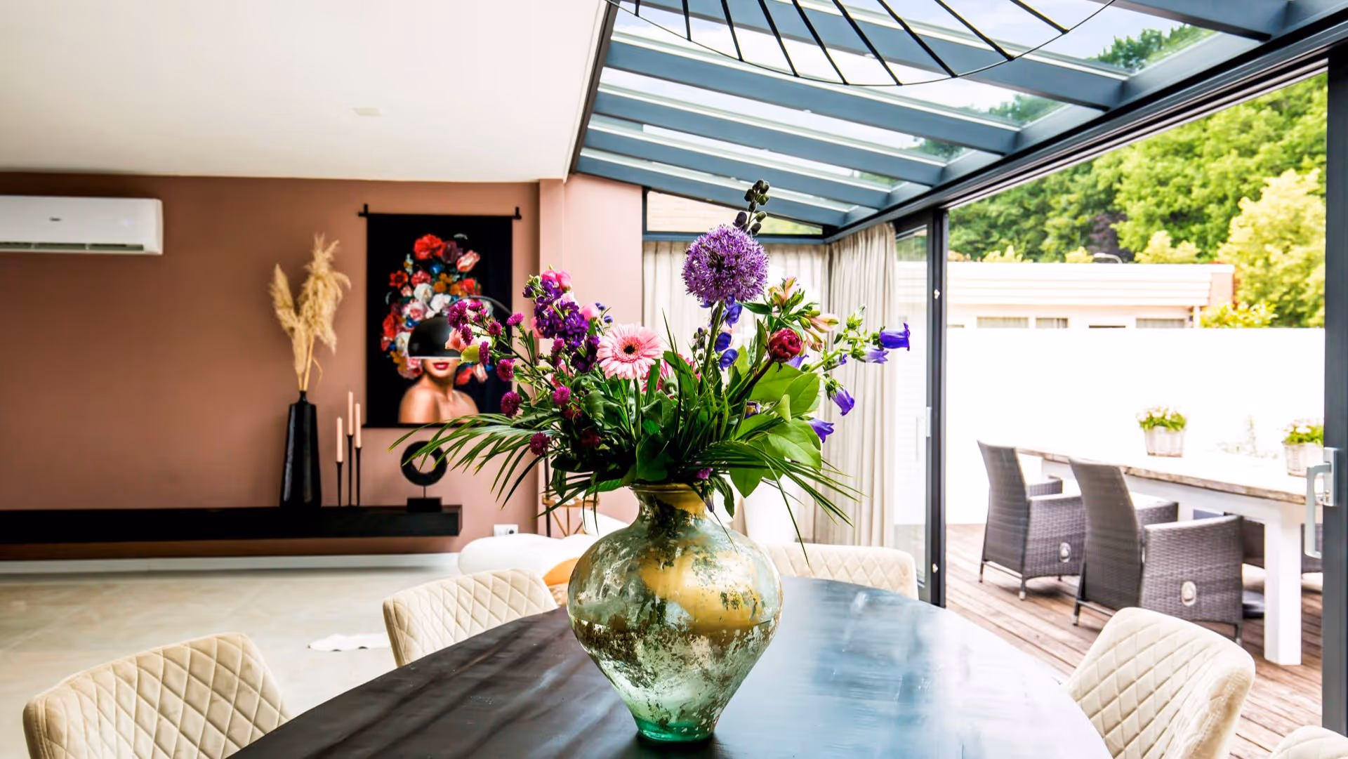 Serre met open pui en zicht op woonkamer en tuin