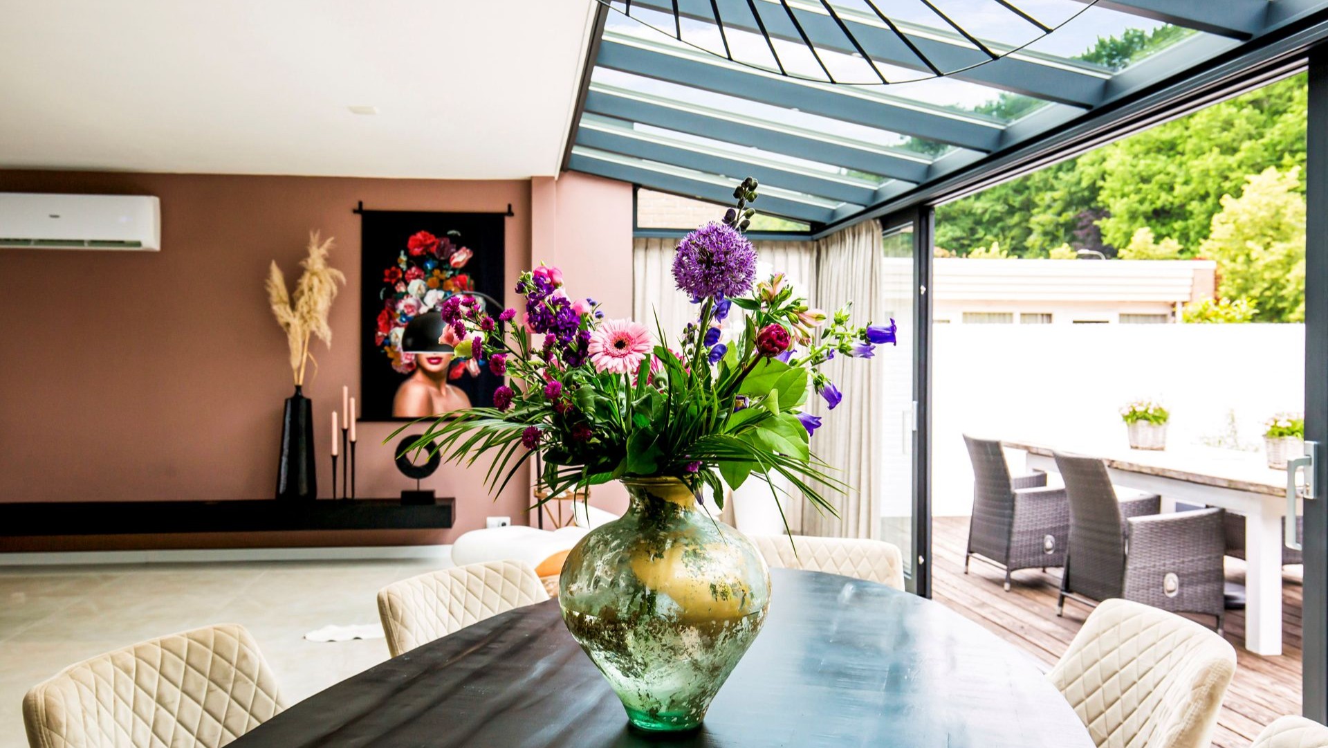 Serre met open pui en zicht op woonkamer en tuin