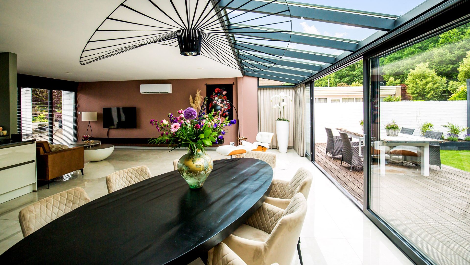 Detail van serre met open schuifpui en moderne inrichting