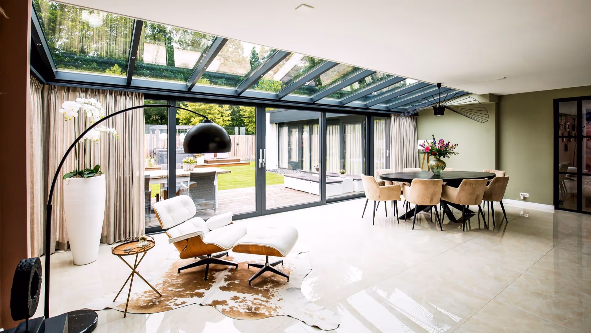 Luxe serre met schuifpuien en veel lichtinval