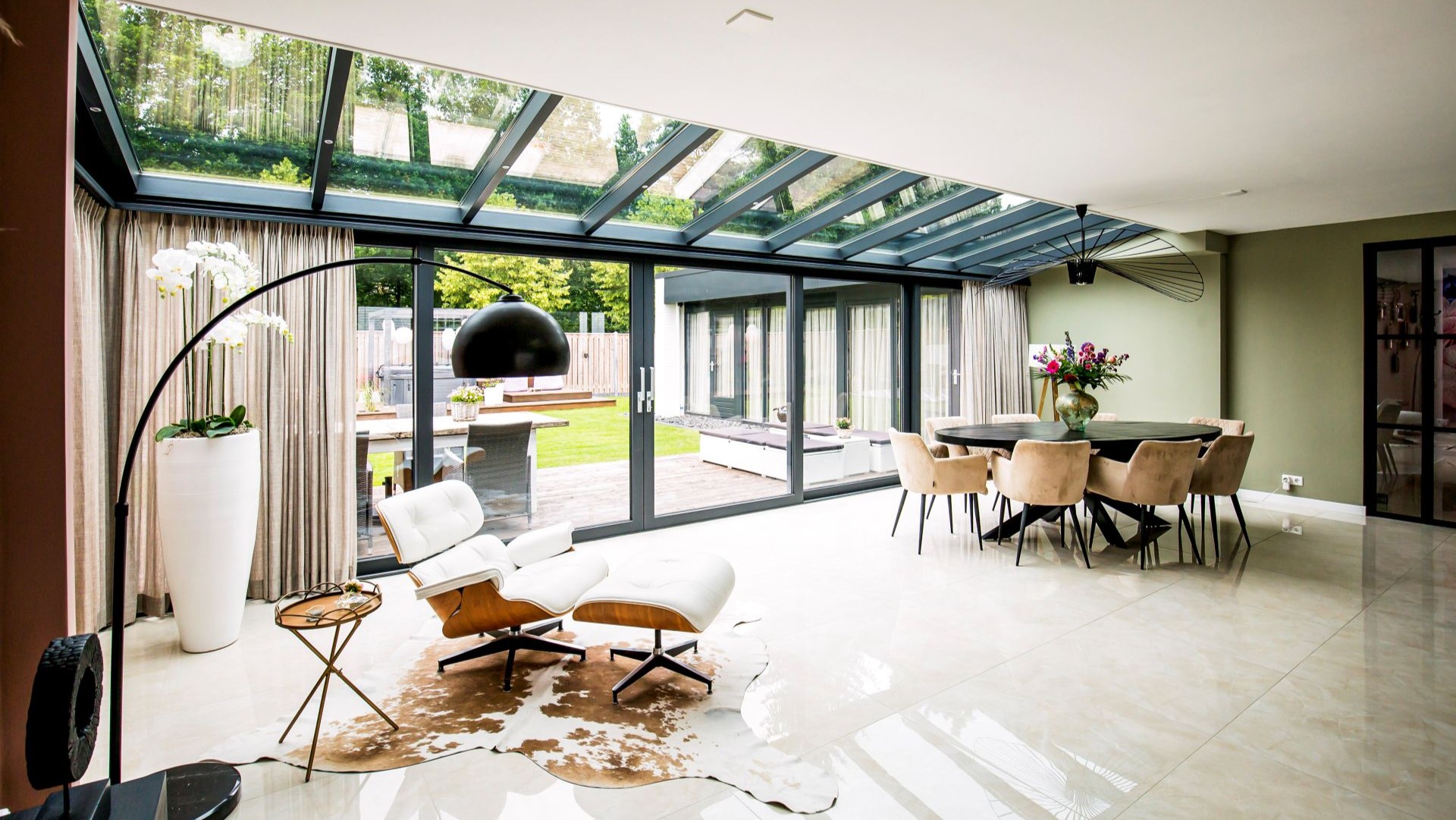 Luxe serre met schuifpuien en veel lichtinval