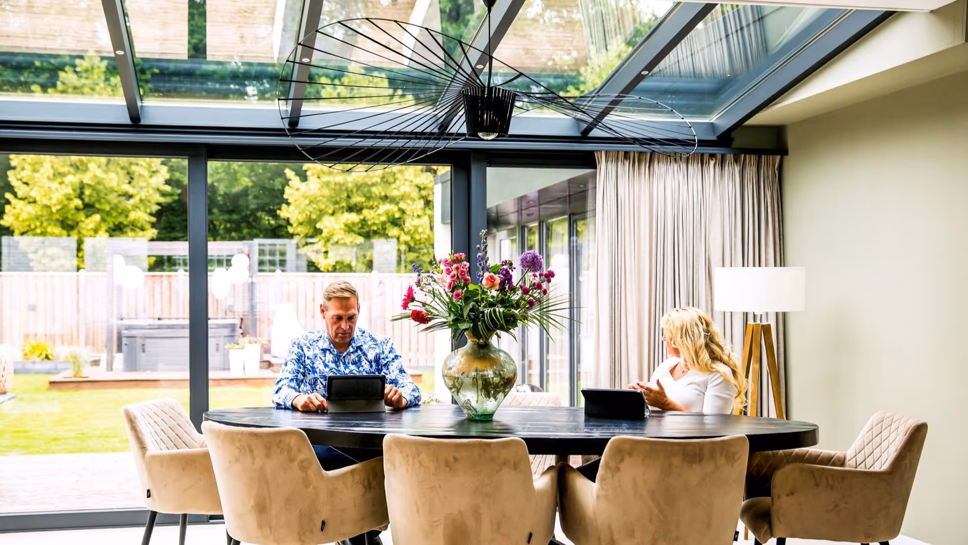 Serre met glazen schuifpui en uitzicht op tuin