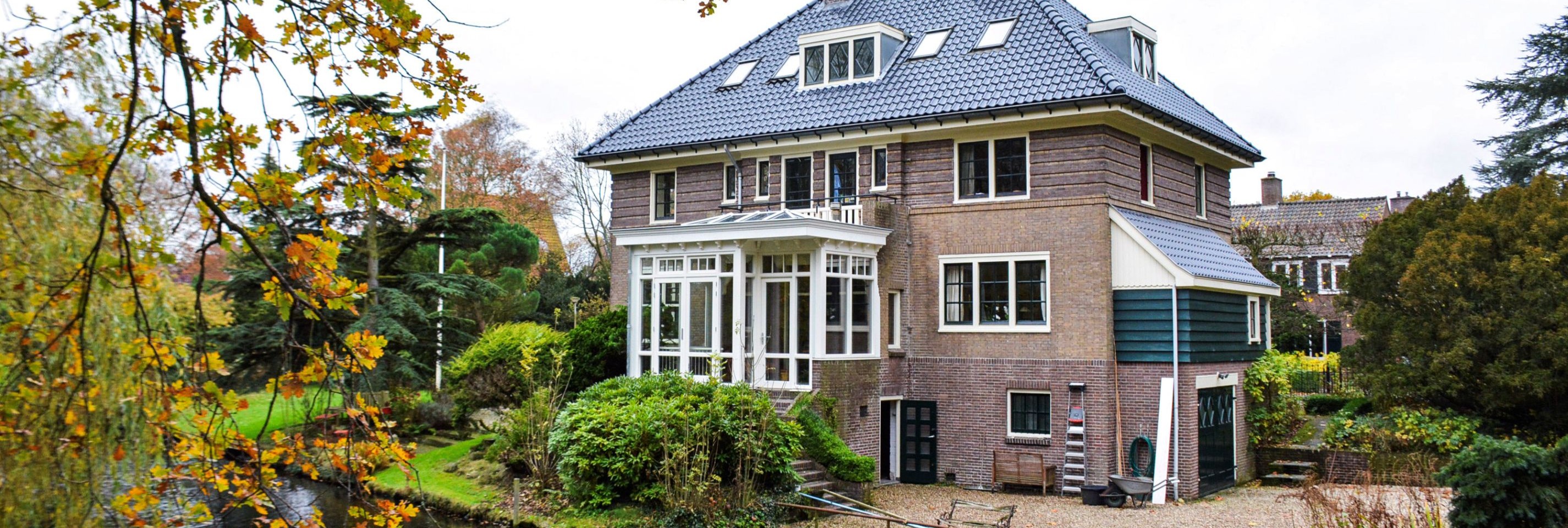 Vrijstaande villa met serre aanbouw aan het water, inclusief tuin en aanlegsteiger in Heemstede