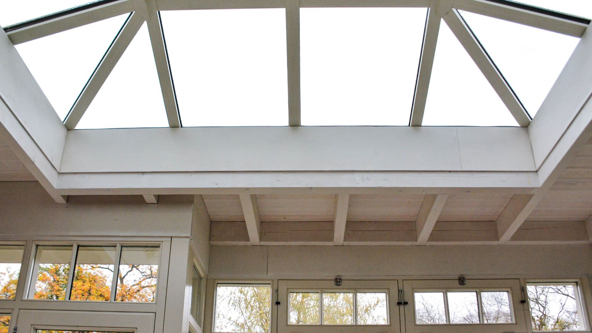 Serre met glazen dakconstructie voor maximale lichtinval in een klassieke woning