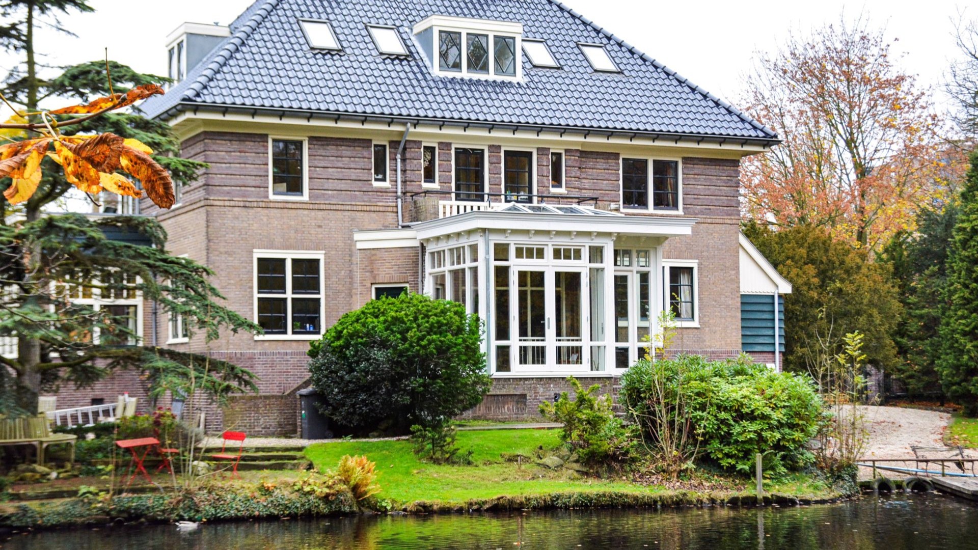 Ruime villa met serre aanbouw, tuin en waterpartij met steiger in Heemstede