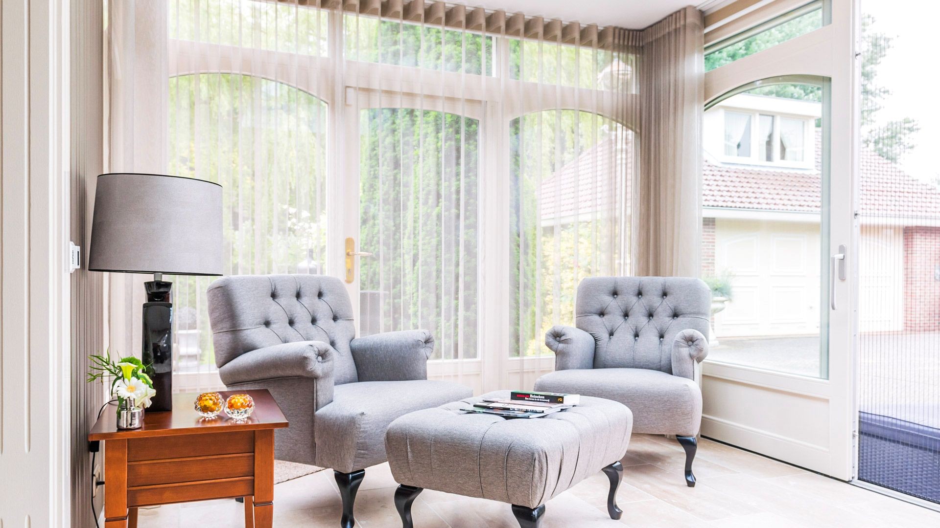 Serre interieur met comfortabele stoelen, grote ramen en veel daglichtinval