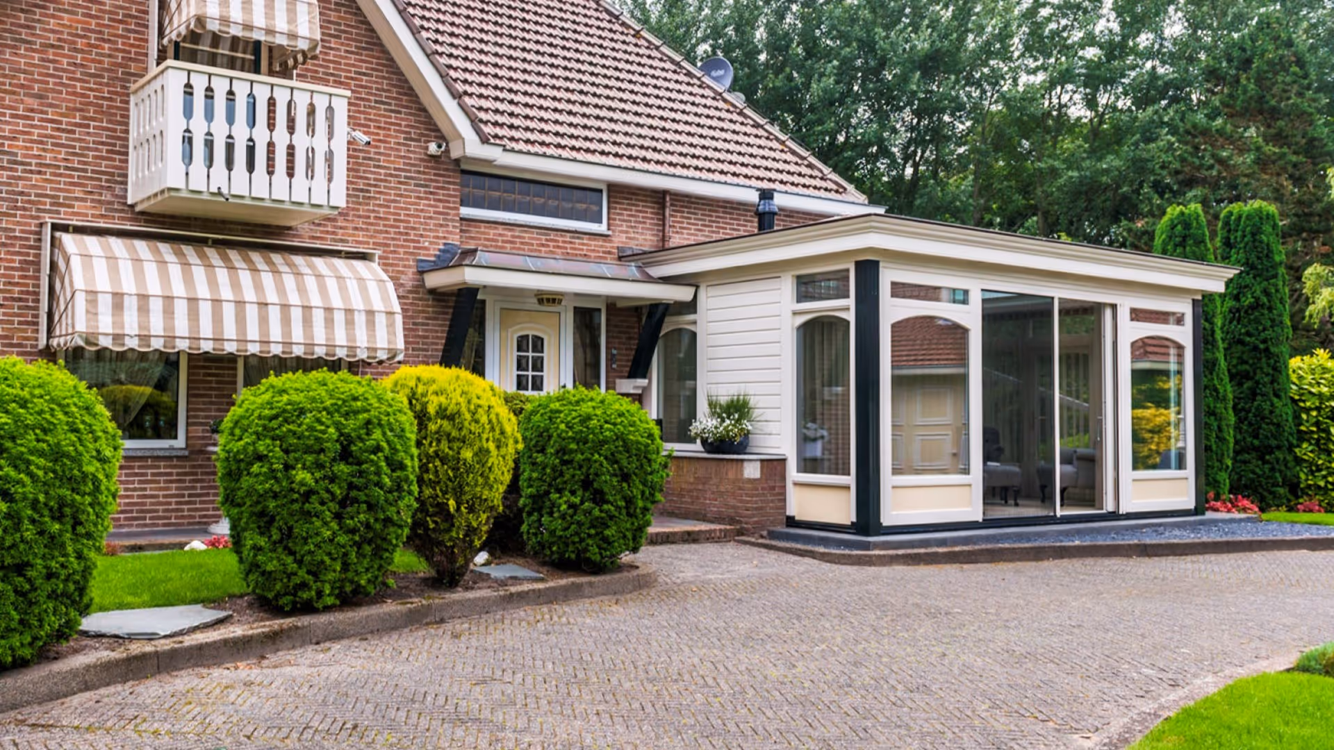 Ruime serre met lichtstraat, klassieke details en uitzicht op tuin en oprit