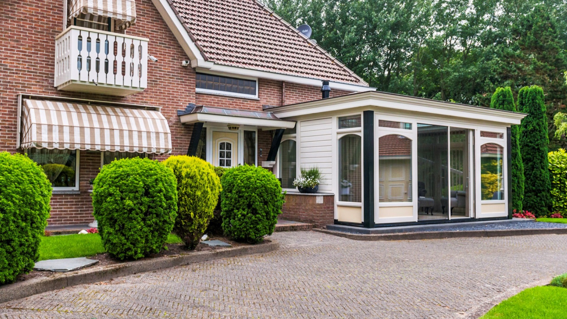 Ruime serre met lichtstraat, klassieke details en uitzicht op tuin en oprit