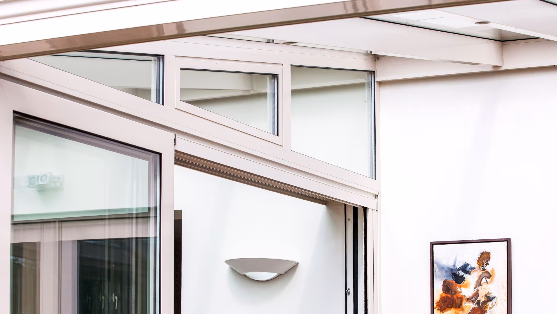 Detail van aluminium constructie en kozijnen van de tuinkamer