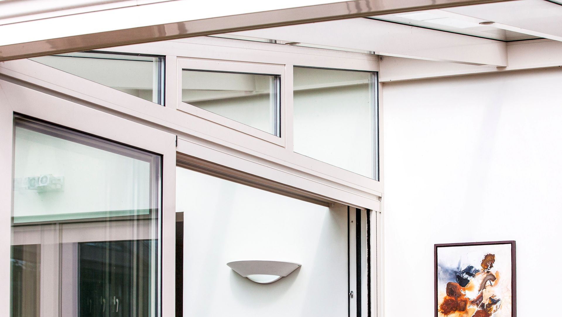 Detail van aluminium constructie en kozijnen van de tuinkamer