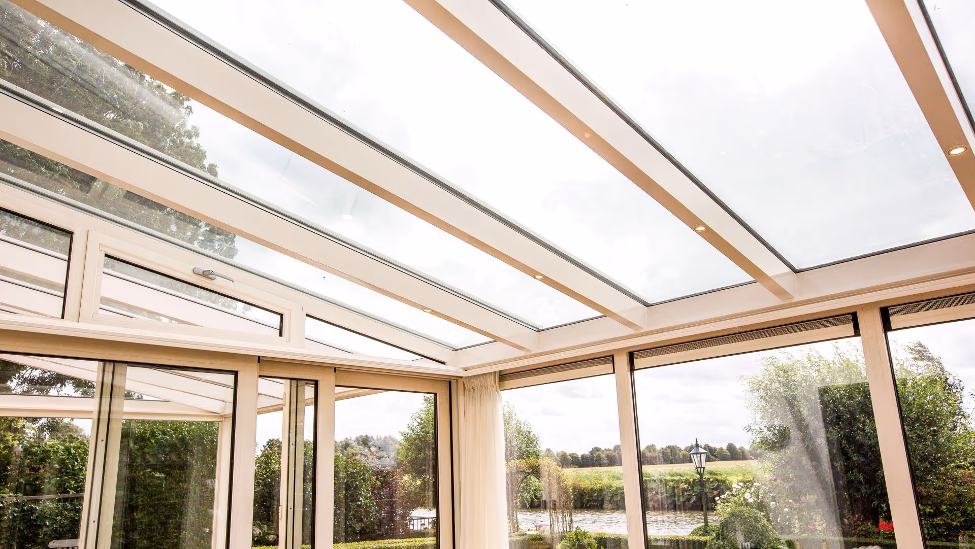 Glazen dakconstructie van de tuinkamer met geïntegreerde verlichting en veel lichtinval