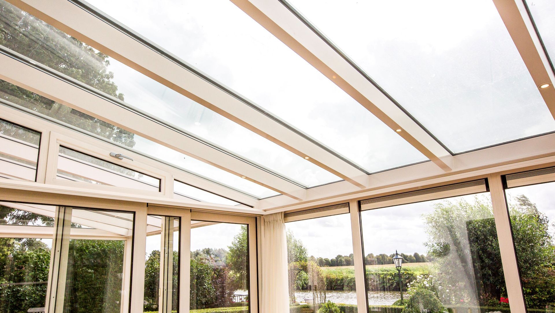 Glazen dakconstructie van de tuinkamer met geïntegreerde verlichting en veel lichtinval