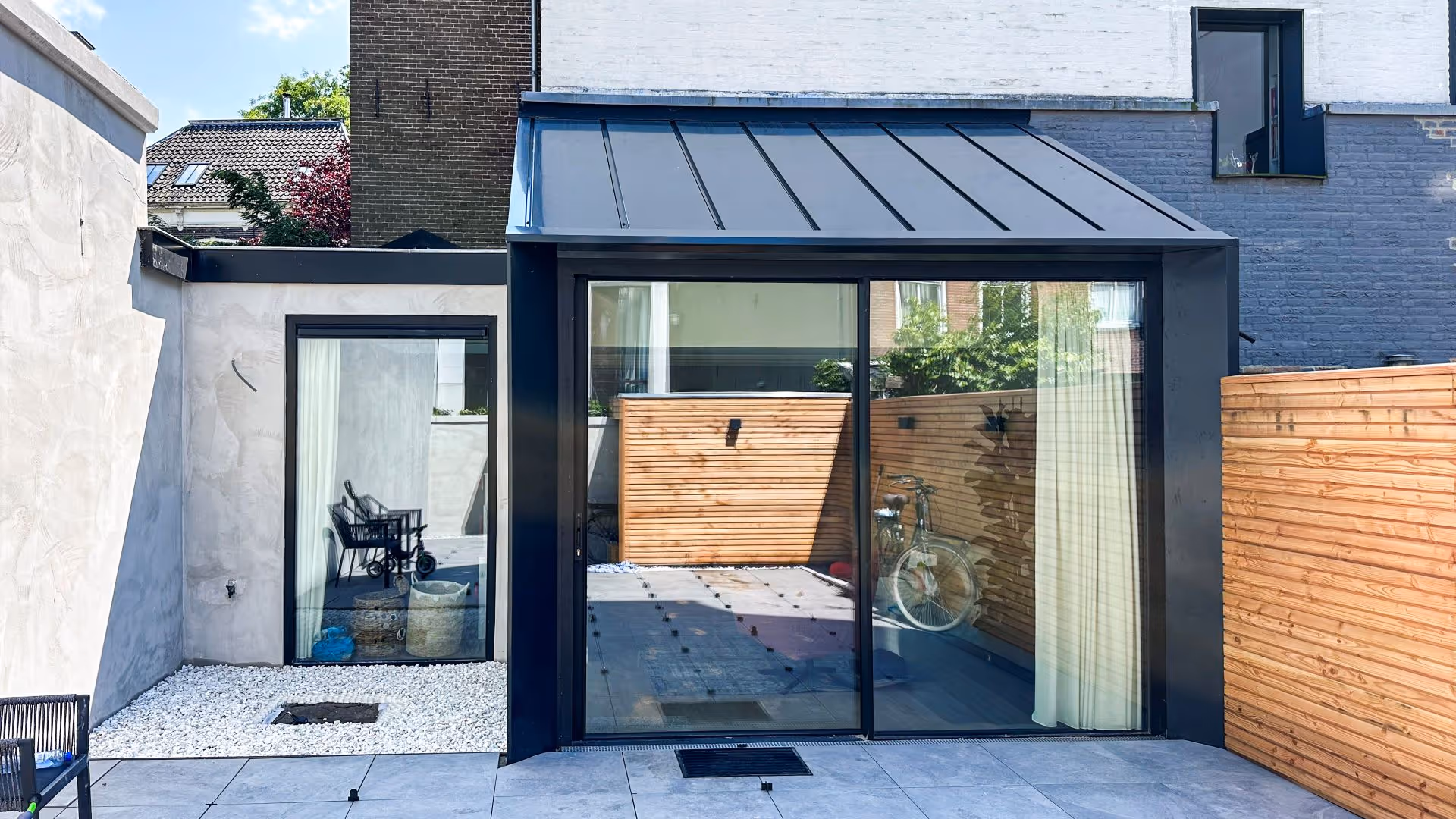 Detail van een schuifpui met vlakke dorpel en naadloze overgang tussen binnen en buiten