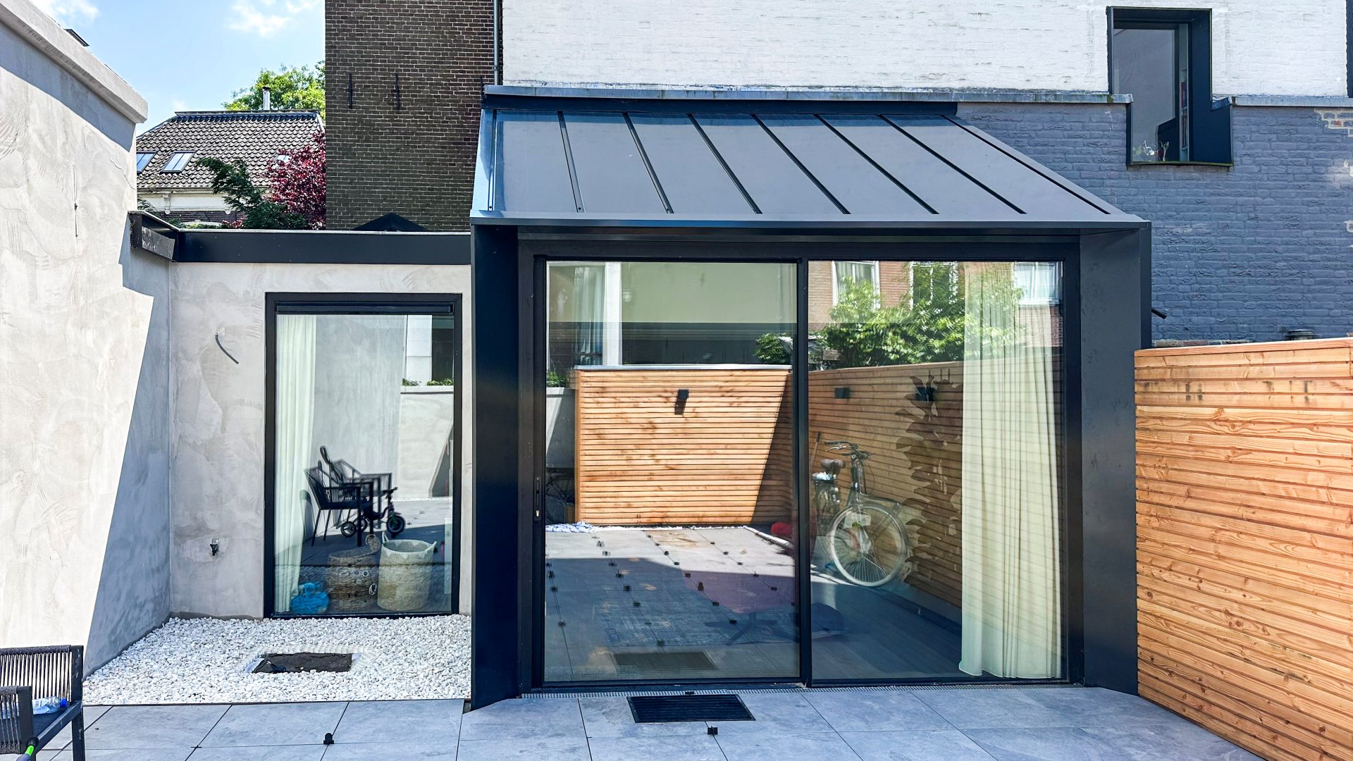 Detail van een schuifpui met vlakke dorpel en naadloze overgang tussen binnen en buiten