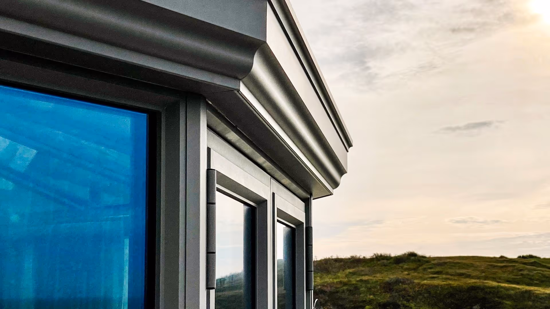 Lichte steellook serre met rondom glas en vrij uitzicht over het kustgebied