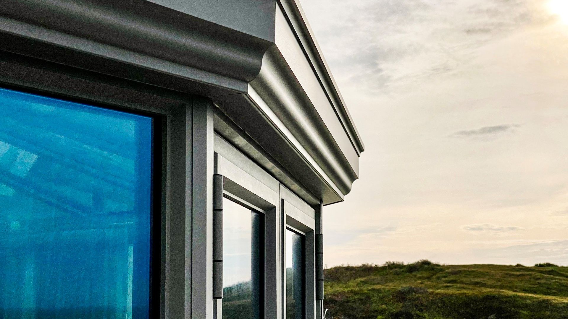 Lichte steellook serre met rondom glas en vrij uitzicht over het kustgebied