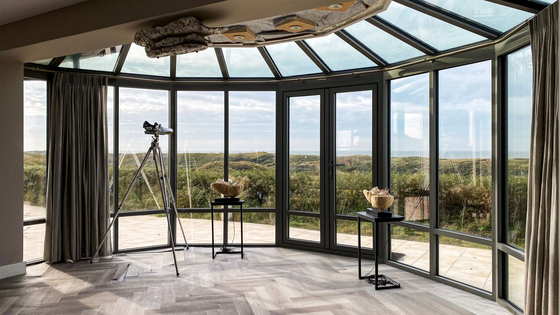 Detail van steellook kozijnen met slanke profielen en hoogwaardige afwerking