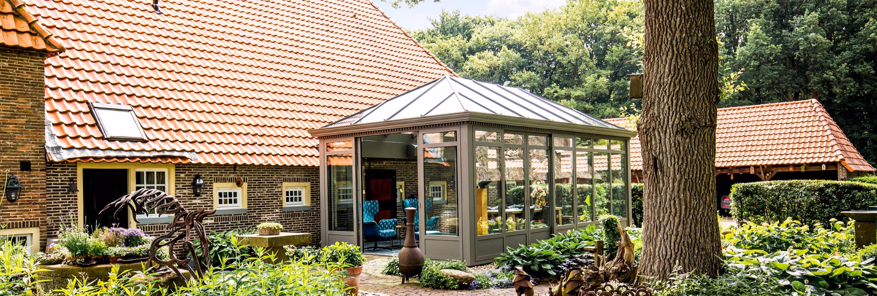 Moderne steellook serre met glazen dak en slanke profielen