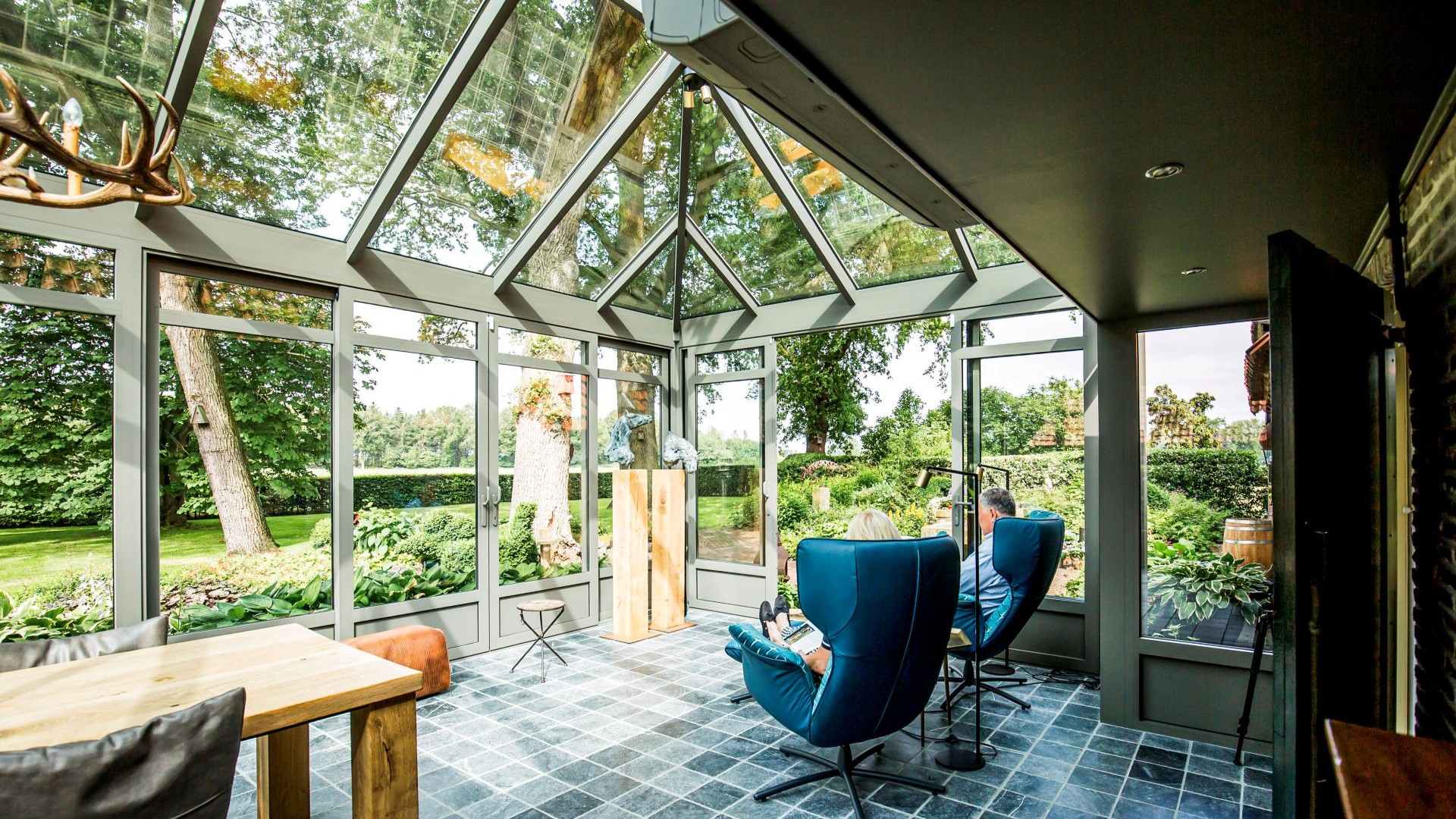 Detail van glazen dak en constructie van de serre