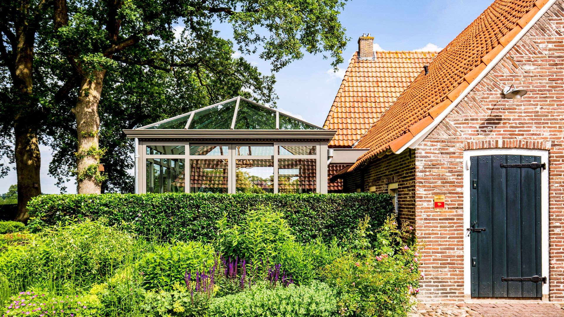 Overzicht van steellook serre aan landelijke woning