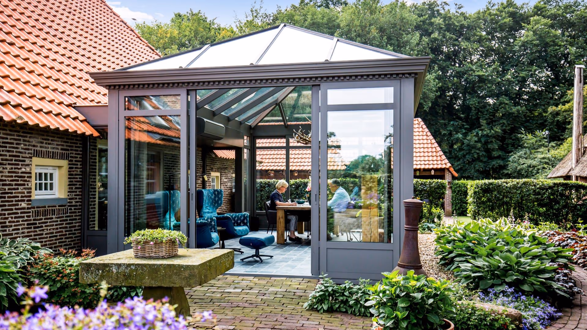Serre met zithoek en comfortabele stoelen