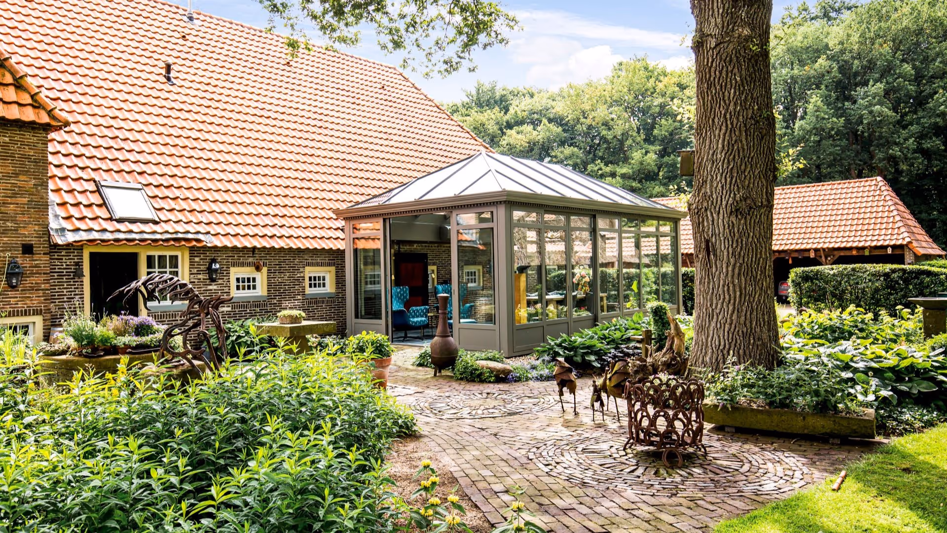 Serre interieur met klassieke woning als achtergrond