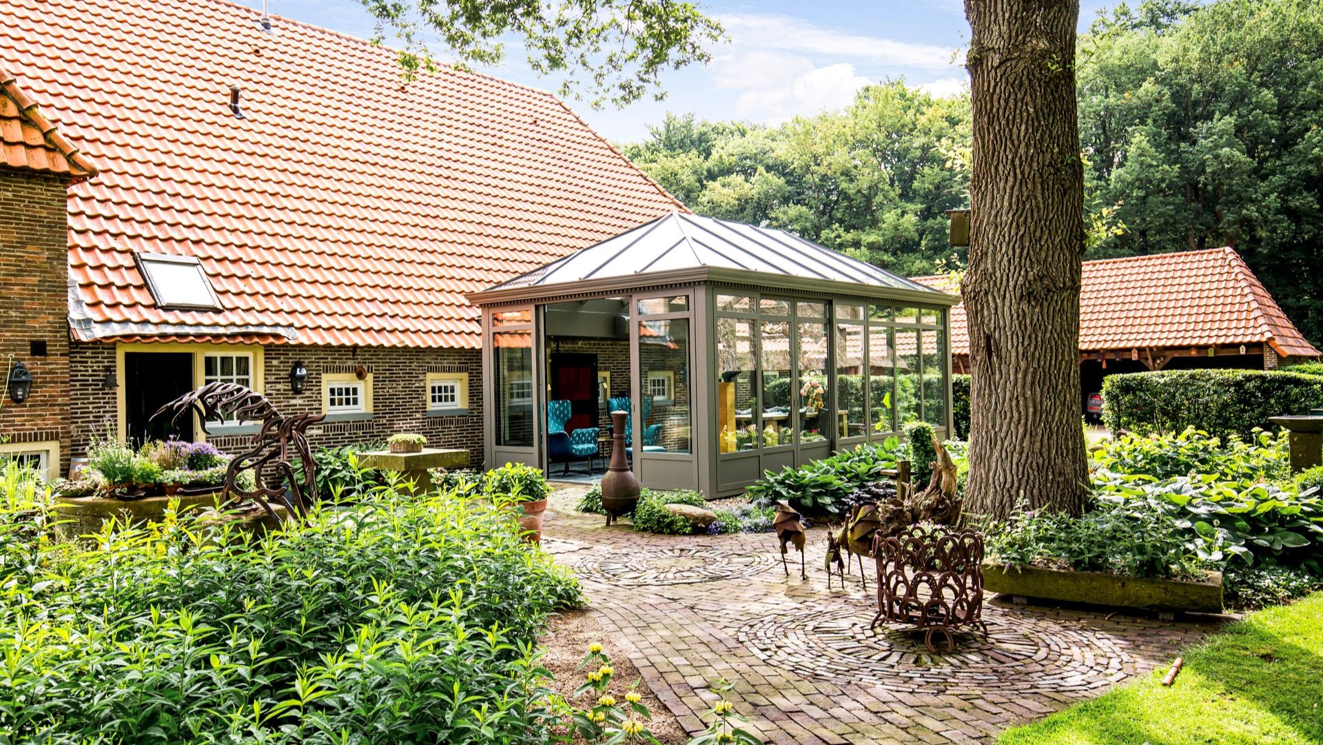 Serre interieur met klassieke woning als achtergrond