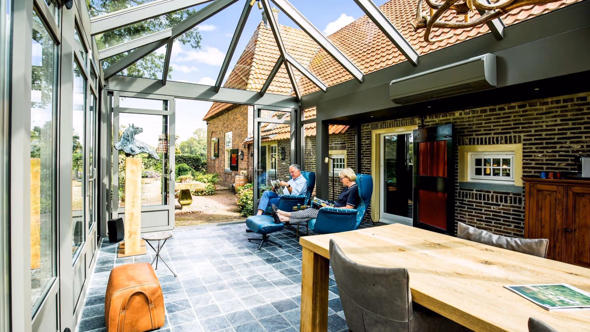 Overzicht van serre met combinatie van glas en aluminium profielen