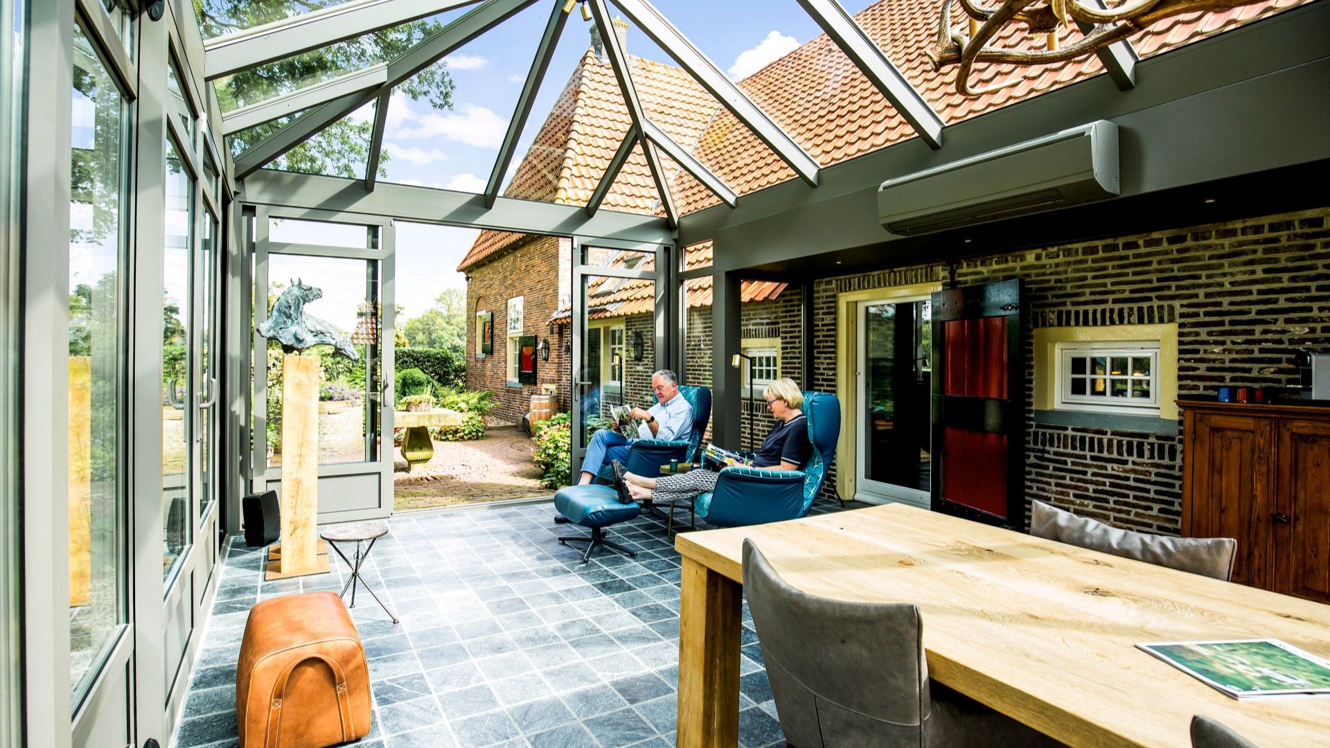 Overzicht van serre met combinatie van glas en aluminium profielen