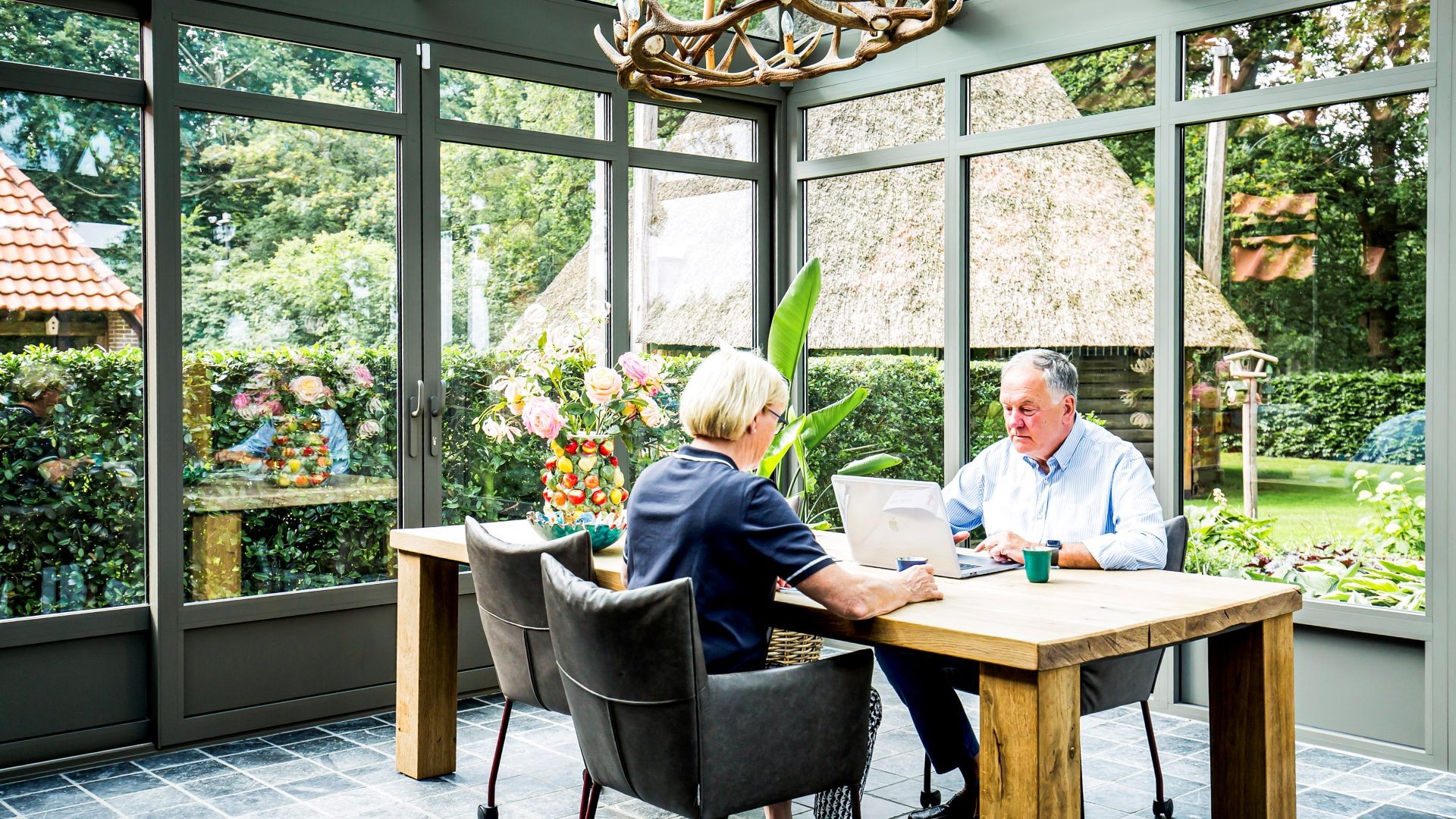 Ruime serre met glazen dakconstructie en veel daglichtinval