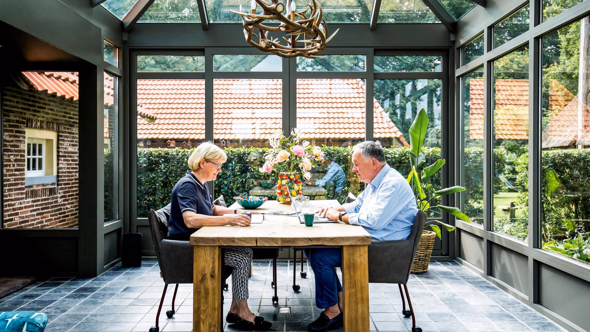 Interieur van steellook serre met slanke profielen en grote raampartijen rondom
