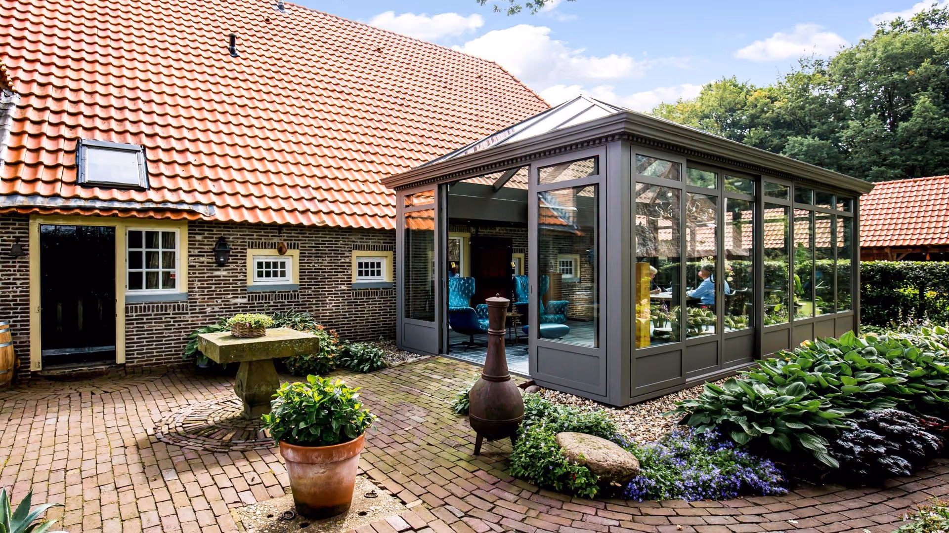 Serre met vrij uitzicht op tuin en groen