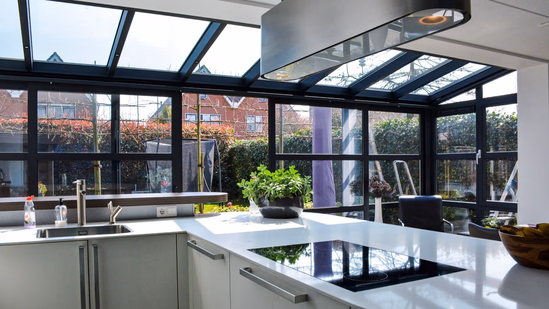 Luxe keuken met steellook serre en glazen dak voor extra lichtinval
