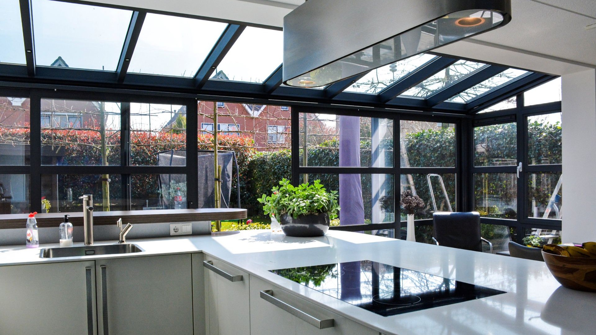 Luxe keuken met steellook serre en glazen dak voor extra lichtinval