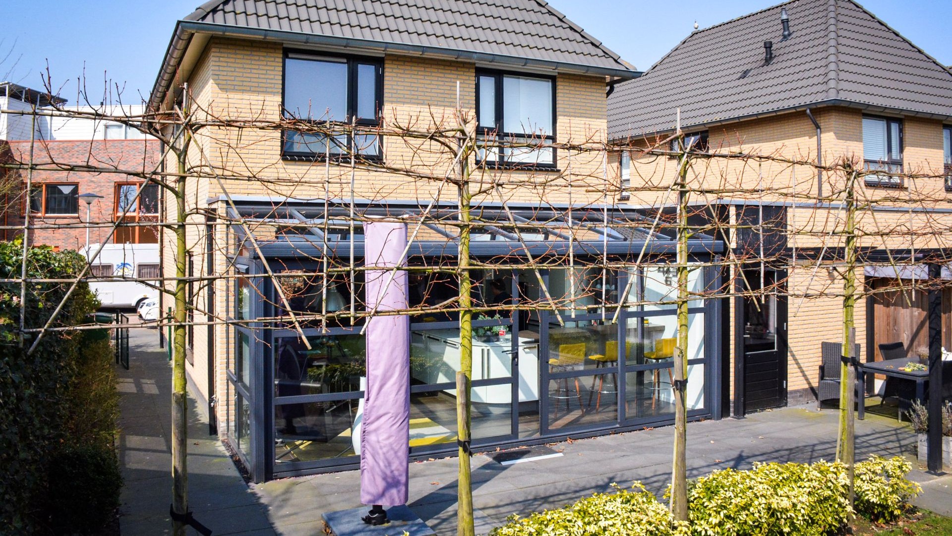 Buitenaanzicht van aluminium steellook serre aan moderne woning in Hengelo