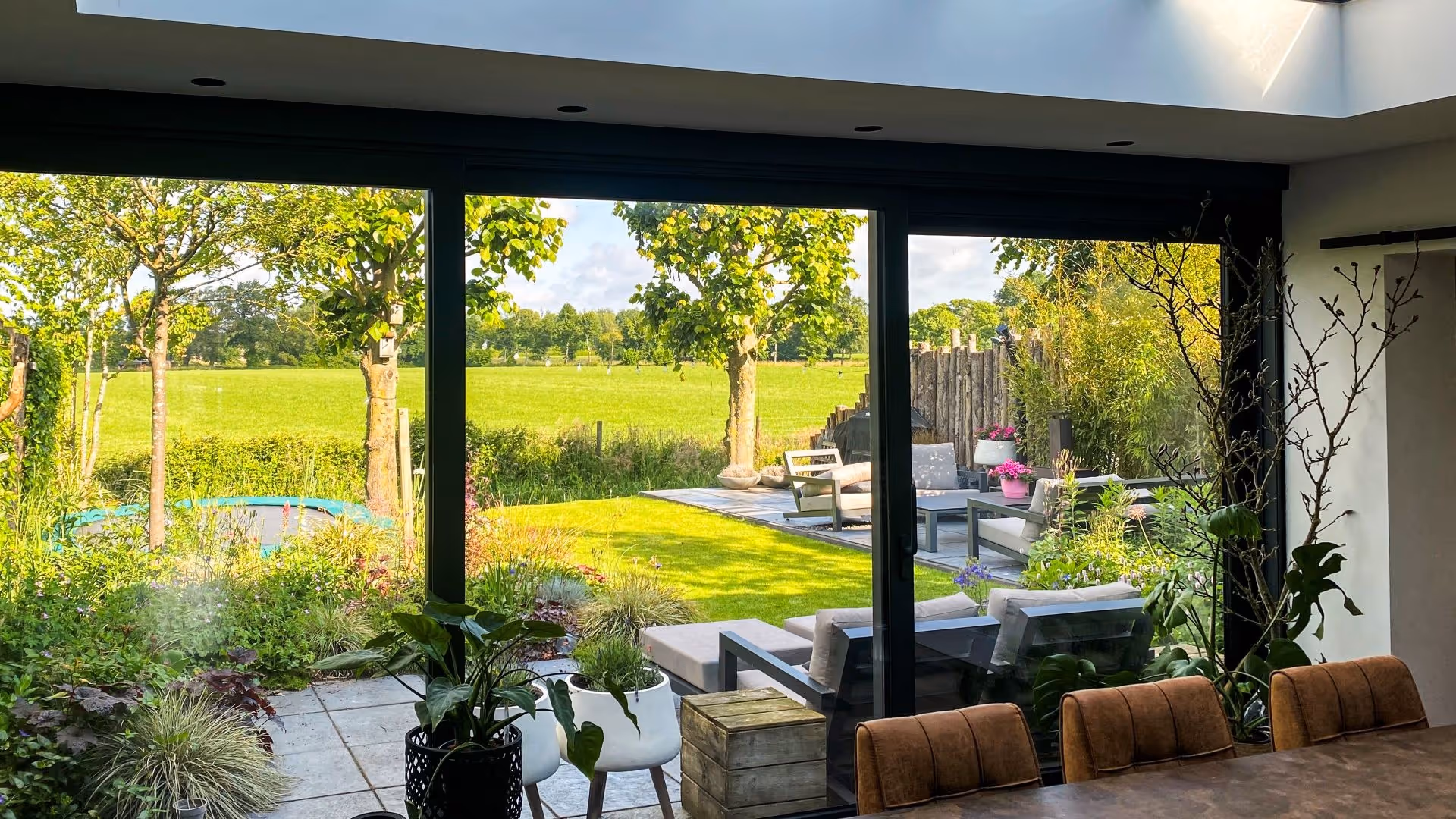 Ruime serre met schuifpui en lichtstraat voor optimaal tuincontact en wooncomfort
