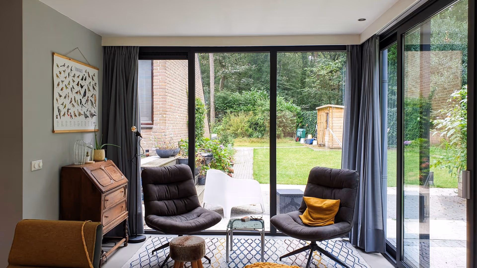 Luxe serre interieur met aluminium kozijnen en stijlvolle overgang tussen wonen en tuin